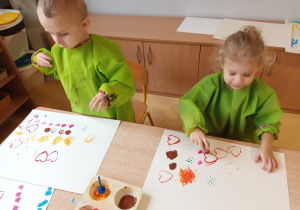 Najmłodsze dzieci eksperymentują z farbami.