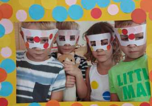 Grupa chłopców pozuje do zdjęcia z ramką przygotowaną z okazji "Dnia Kropki"