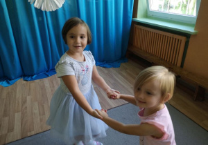 Dwie dziewczynki tańczą w parze