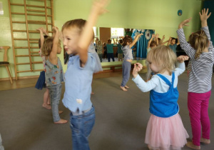 Dzieci poruszają się z rękoma uniesionymi do góry