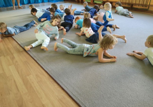 Dzieci czołgają się po dywanie