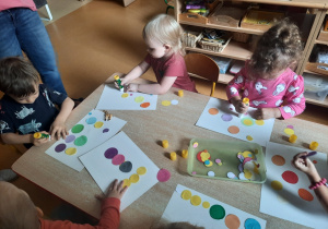 Dzieci wykonujące prace plastyczną z okazji dnia kropki