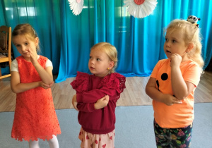 dziewczynki pokazują swoje łokcie podczas zabawy ruchowej