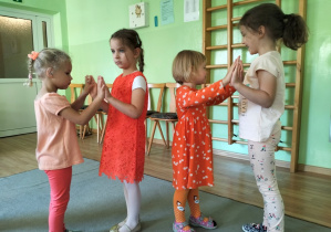 dzieci tańczą w parach podczas zabaw rytmicznych
