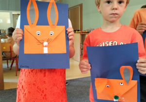 dzieci prezentują zające z pomarańczowej koperty