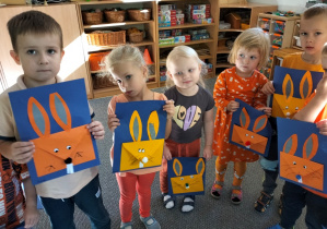 dzieci prezentują zające z pomarańczowej koperty