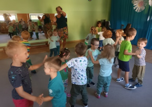 Dzieci tańczą w parach podczas zabaw rytmicznych