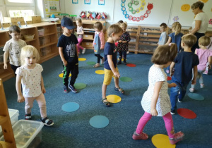 Dzieci poruszają się pomiędzy kropkami podczas zabawy ruchowej