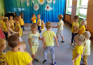 Dzieci podczas zajęć rytmiczno-ruchowych
