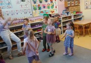 Dzieci w trakcie tańca integracyjnego "Różowa Pantera"
