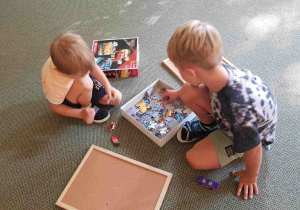 Chłopcy układają puzzle
