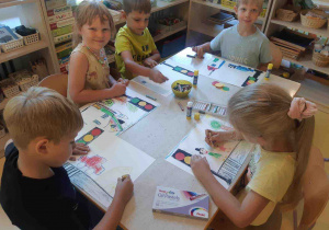 Dzieci rysują pastelami ruch uliczny