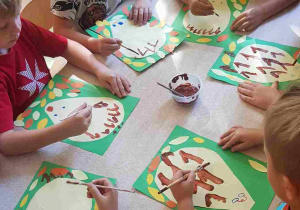 Dzieci idące do szkoły ćwiczą pisownię cyfry 1 rysując igły na jeżyku