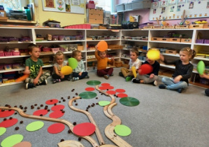 Dzieci w czasie zabawy rytmicznej "Jesień"