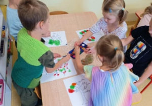 Grupa dzieci podczas malowania akwarelami