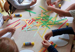 Dzieci starsze konstruują drzewo z pasków papieru
