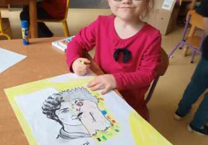 Dziewczynka podczas malowania portretu Marii Montessori