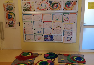 Wystawa prezentujące prace wykonane przez dzieci - ślimaki