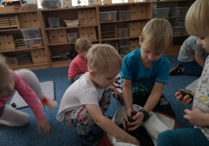 Dzieci układają ślimaki z kasztanów