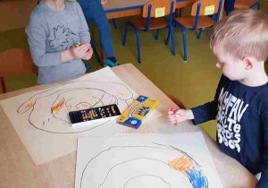 Dzieci kolorują ślimaka - symbol pedagogiki Montessori