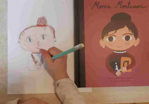 Dziewczynka rysuje Marię Montessori