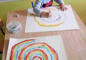 Dziewczynka rysuje ślimaka