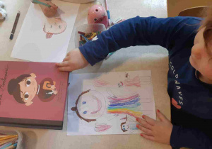 Dziewczynka rysuje Marię Montessori