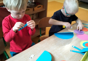 dzieci robią ślimaki z kół origami