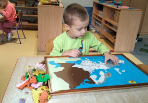 chłopiec układa mapę Europy