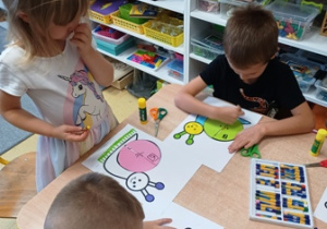 Dzieci w trakcie rysowania ślimaka - symbolu pedagogiki Marii Montessori