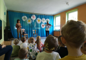 Dzieci słuchają gry na skrzypcach