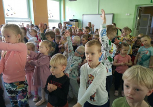 Dzieci tańczą do utworu muzycznego