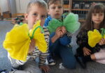 Dzieci prezentują swoje motyle
