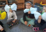 Chłopcy prezentują swoje motyle