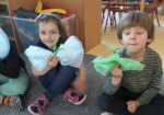 Dzieci prezentują swoje motyle