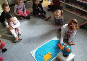 Dzieci układają kontynenty na mapie świata