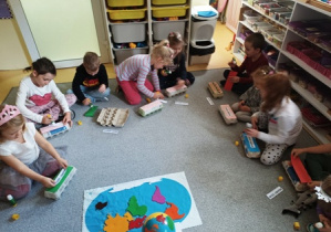 Dzieci przygotowują pudełka do zabawy tropiącej