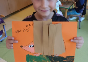Chłopiec prezentuje wykonaną przez siebie pracę plastyczną pt. "Jeż Kolczatek"