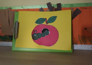 Karta pracy wykonana przez dziecko 6-letnie - składnie ilustracji według wzoru przedstawiającej jabłko