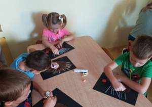 Dzieci ćwiczą kreślenie linii prostych - praca plastyczna "Jeż"