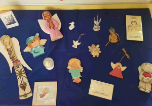Wystawa figurek aniołów przyniesionych przez dzieci