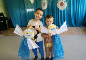 Dzieci prezentują wykonane przez siebie Anioły