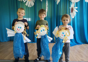 Dzieci prezentują wykonane przez siebie Anioły