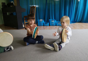 Chłopiec i dziewczynka grają na bębenkach