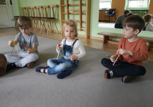 Dzieci grają na trójkątach