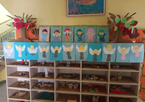 Zdjęcie przedstawia wystawę prac plastycznych zrobionych przez dzieci z okazji "Dnia Anioła Stróża"
