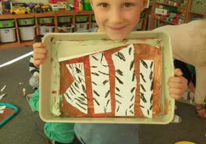 Maciek pozuje do zdjęcia ze swoją kompozycją przedstawiającą jesienne brzozy