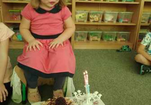 Ala przygotuje się do zdmuchnięcia świeczek z urodzinowego tortu