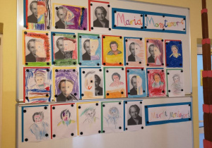 Zdjęcie przedstawia tablicę, na której powieszone są portrety Marii Montessori wykonane przez dzieci