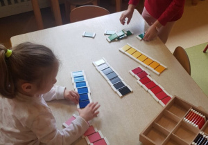 Dwie dziewczynki układają tabliczki barwne